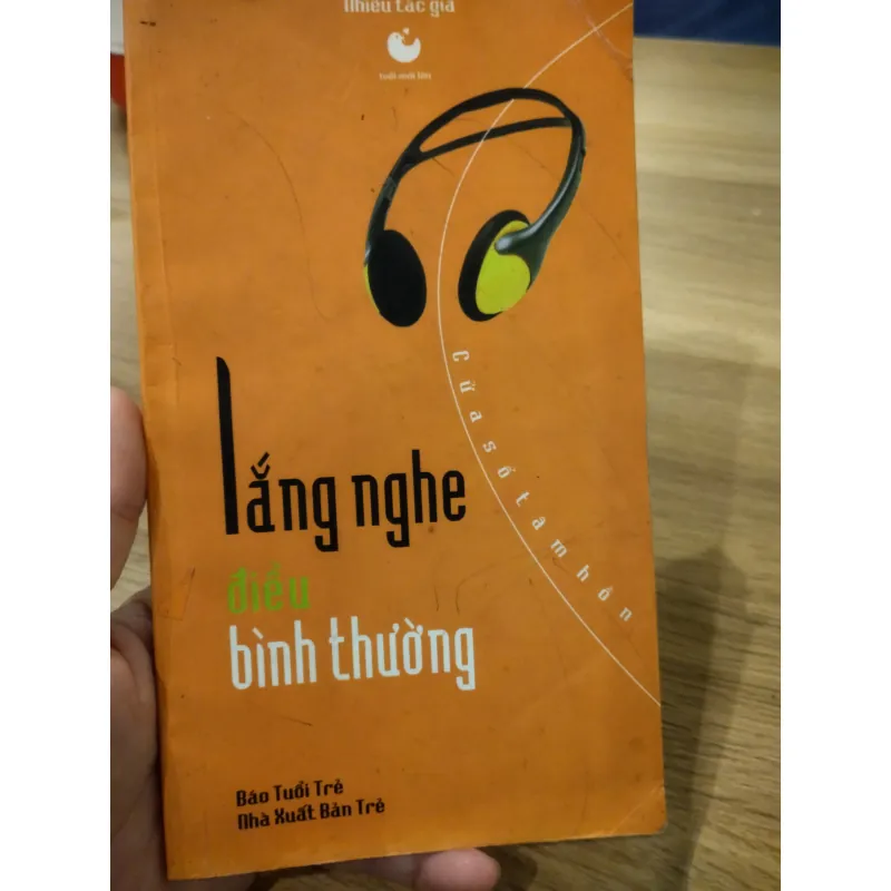 sách "Lắng nghe điều bình thường" do Báo Tuổi Trẻ và Nhà xuất bản Trẻ phát hành 1032247