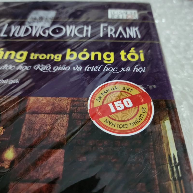 Ánh sáng trong bóng tối trải nghiệm đạo đức học kito giáo triết học | bìa cứng đánh số 528853