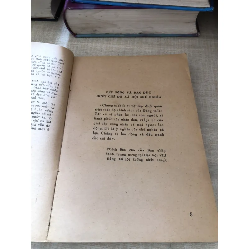 Nếp sống và đạo đức dưới chế độ xã hội chủ nghĩa 1000228
