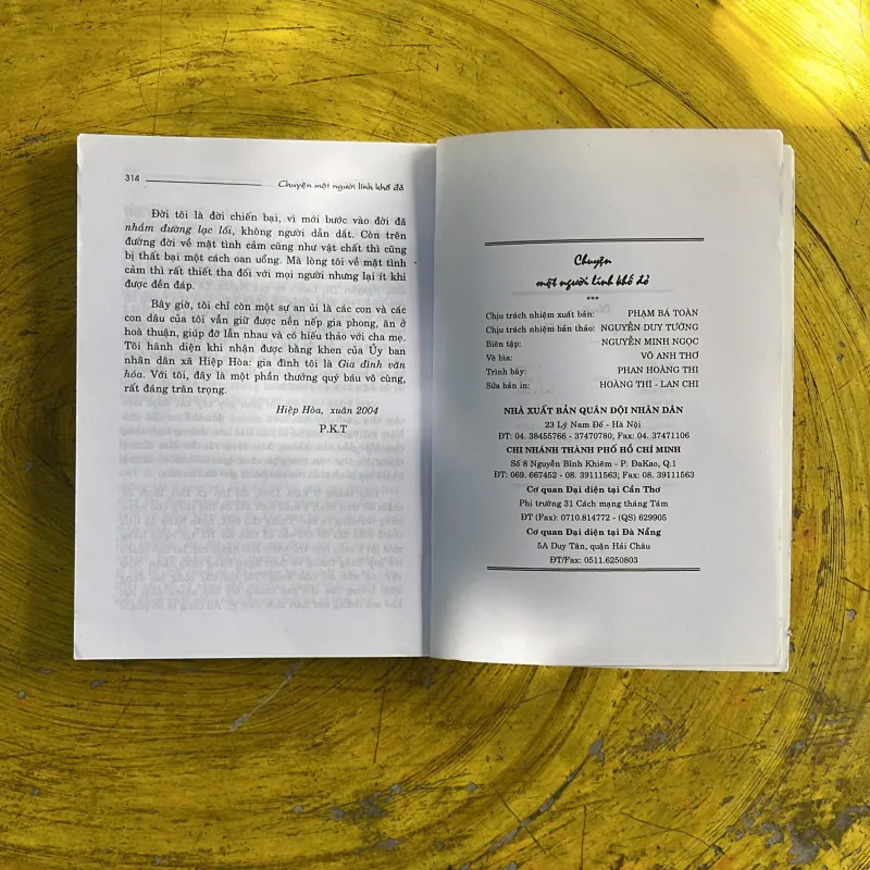 CHUYỆN MỘT NGƯỜI KÍNH KHỐ ĐỎ - PHẠM KHẢI TRI 998158