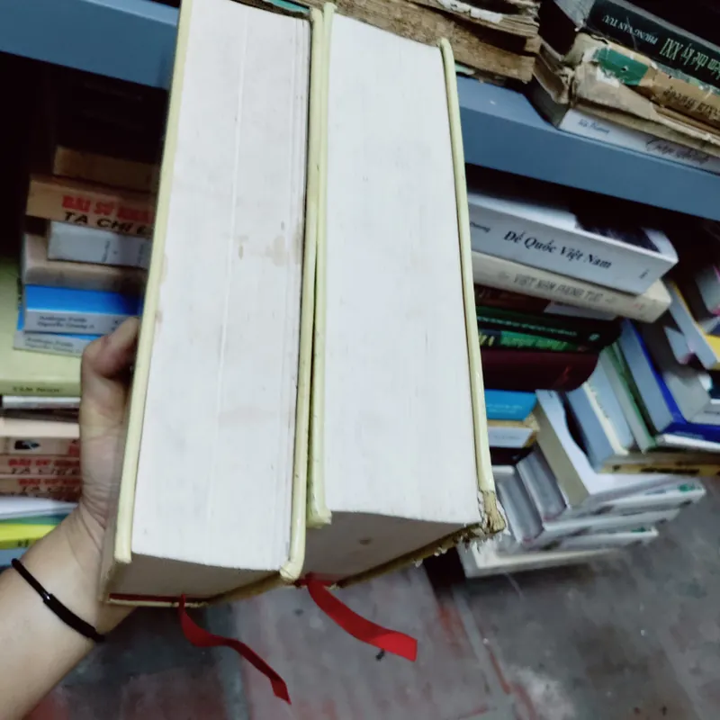 Tranh luận văn nghệ  604664