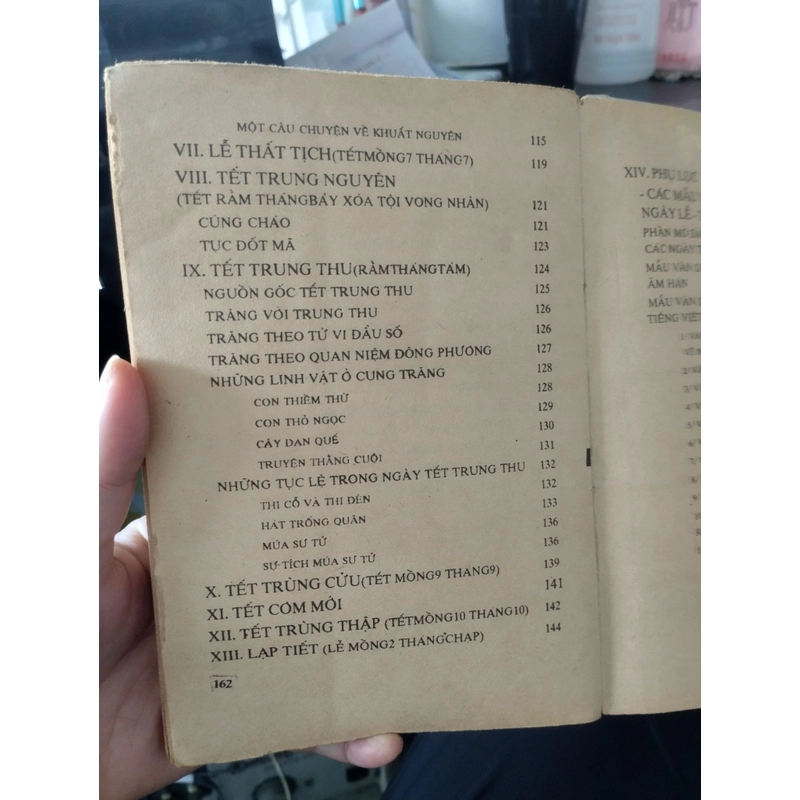 sách "Tìm hiểu Phong tục Việt Nam: Nếp cũ - Tết Lễ - Hội Hè".  546347