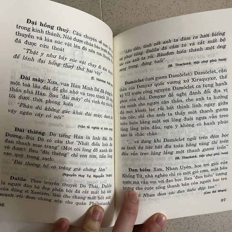 COMBO 2 CUỐN: ĐIỂN TÍCH ĐÔNG TÂY & ĐÔNG TÂY KIM CỔ TINH HOA 757732