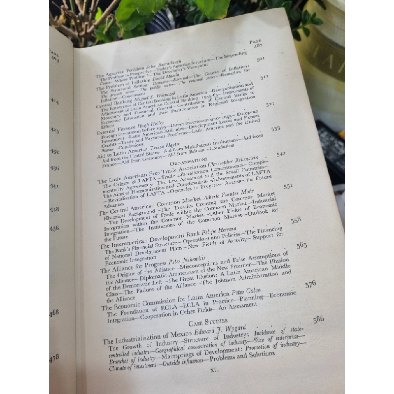 LATIN AMERICA AND THE CARIBBEAN A HAND BOOK - EDITED BY CLAUDIO VÉLIZ 120841