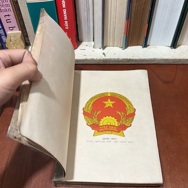 II Lịch Sử: Việt Nam _ Đất Nước Anh Hùng - 1975 724645