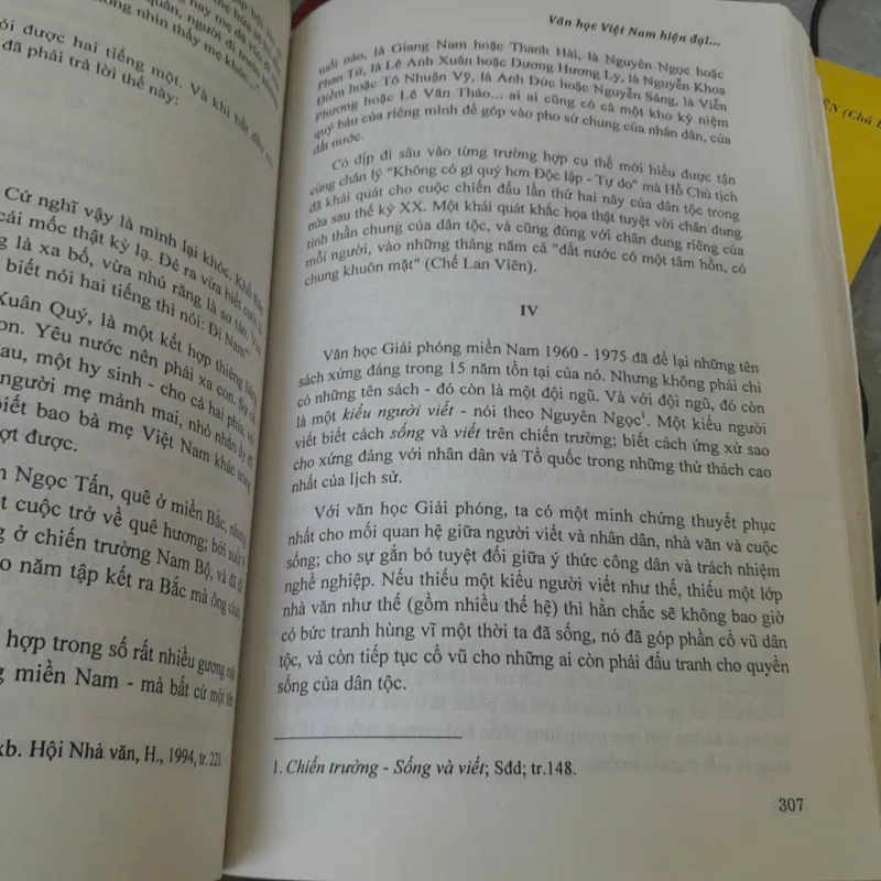 VĂN HỌC VIỆT NAM HIỆN ĐẠI TRONG ĐỒNG HÀNH CÙNG LỊCH SỬ - PHONG LÊ 977705