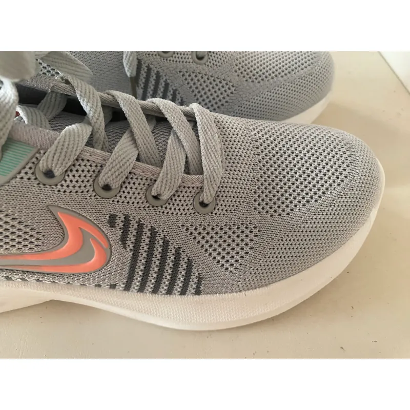 Giày thể thao nữ : Mới - chưa từng  mang ra ngoài - nhẹ  màu xám size 37 720351