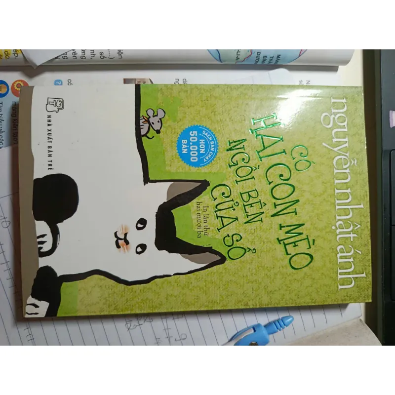 có hai con mèo ngồi bên cửa sổ 591743