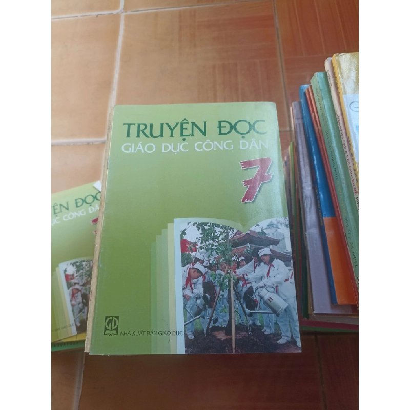 Truyện đọc giáo dục công dân 7 2003 (Giáo khoa) VAVO1304-AK3ST4 1012480