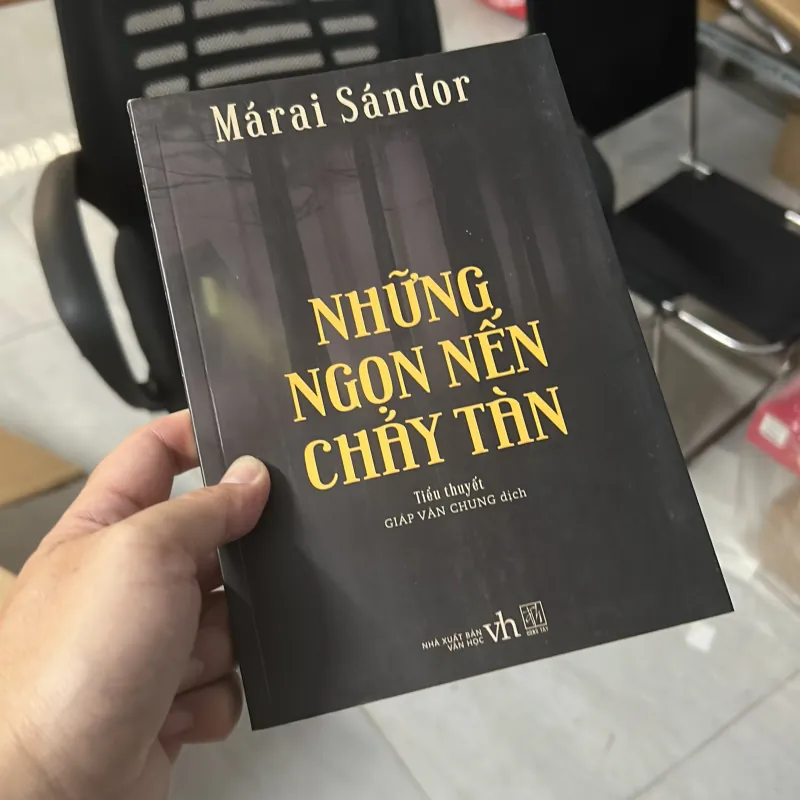 Những ngọn nến cháy tàn (như mới)  1025996