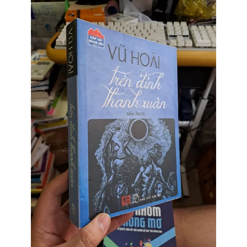 Trên đỉnh thanh xuân Vũ Hoài tủ sách đáp lời sông núi 2012 mới 80% ố Văn học Việt Nam VAVO1709 560208