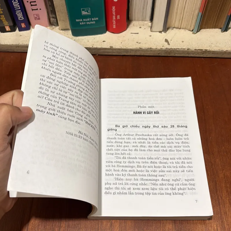 II Sách Công Nghệ: Hacker _ Tội Phạm Máy Tính - LOUIS CHARBONNEAU - 2004 778728