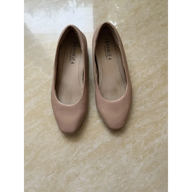 Hiệu FRANKIE size 38 tặng bạn 696477