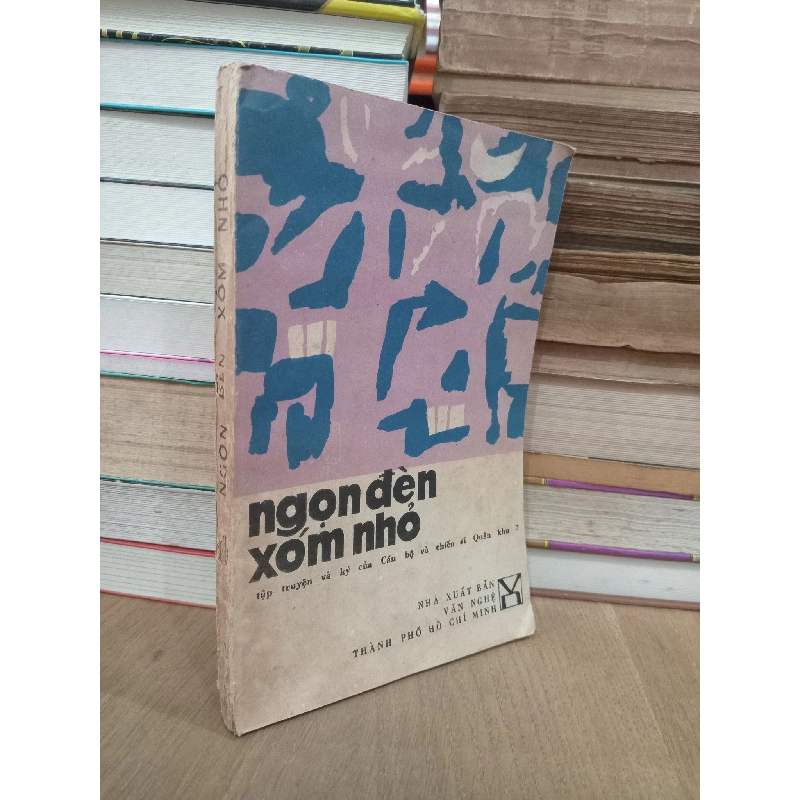 Ngọn đèn xóm nhỏ: Tập truyện và ký của Cán bộ và chiến sĩ Quân khu 7 732686