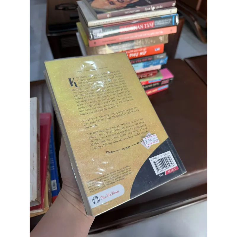 Suit đen và giày cao gót – Phạm Anh Thư (sách tản văn hiện đại)- K2 999796