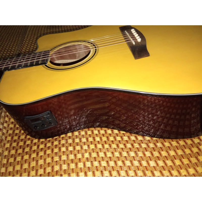 Đàn guitar acoustic có cổng gắn vào loa 210967