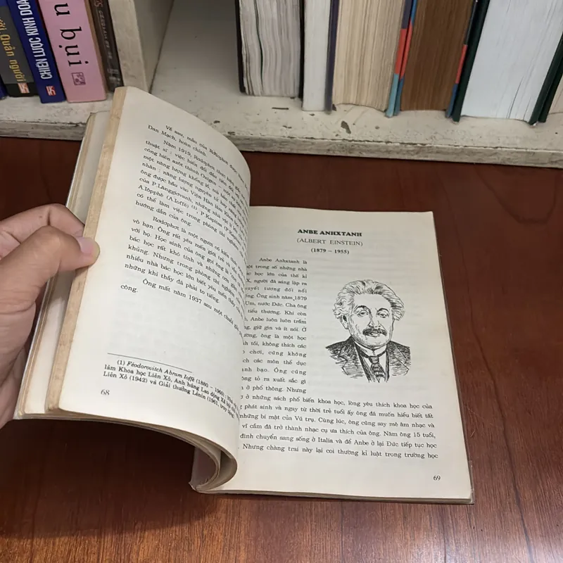 II Tựa sách: Chuyện Kể Về Cuộc Đời Các Nhà Bác Học Vật Lý - Nguyễn Mạnh Suý - 1999 595710