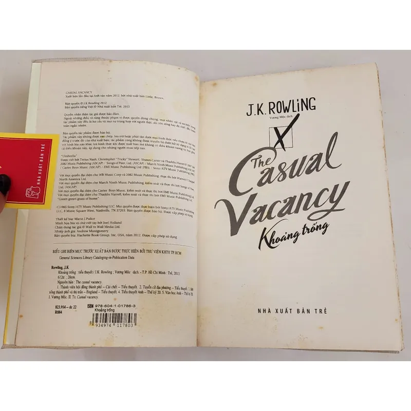 Tiểu thuyết KHOẢNG TRỐNG - J. K. Rowling  733106