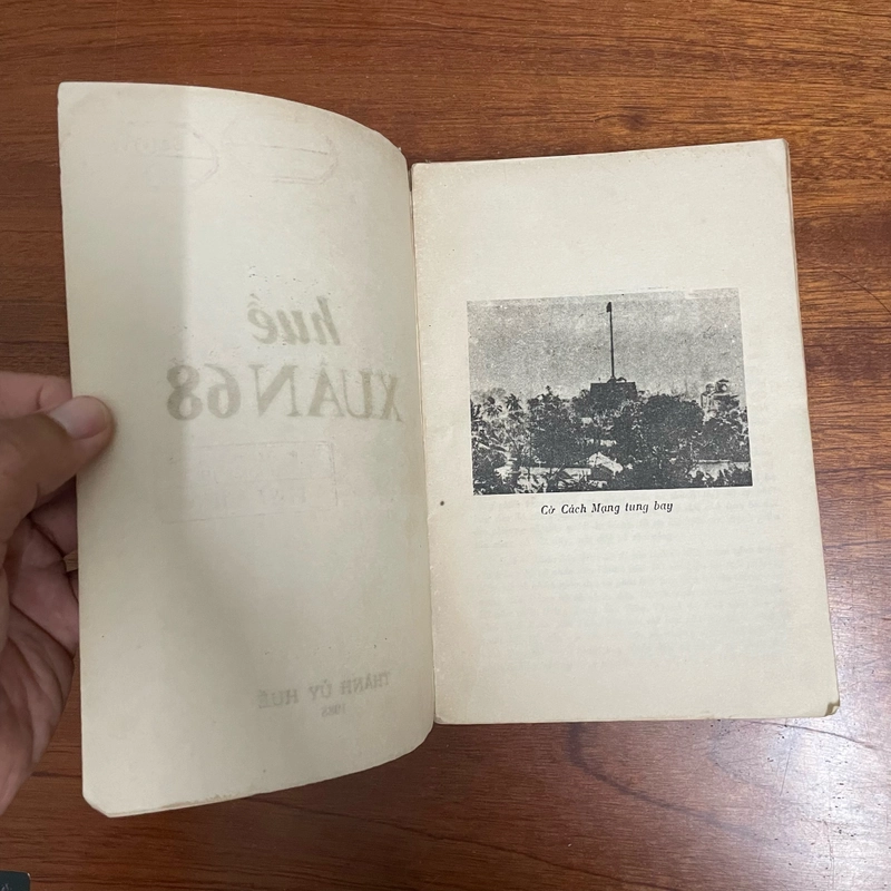 II Sách Lịch Sử: Huế _ Xuân 68 - Thành Uỷ Huế - 1988 475549
