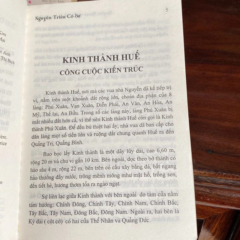 NGUYỄN TRIỀU CỐ SỰ - HUYỀN THOẠI VỀ DANH LAM XỨ HUẾ (XB 1999) 502420