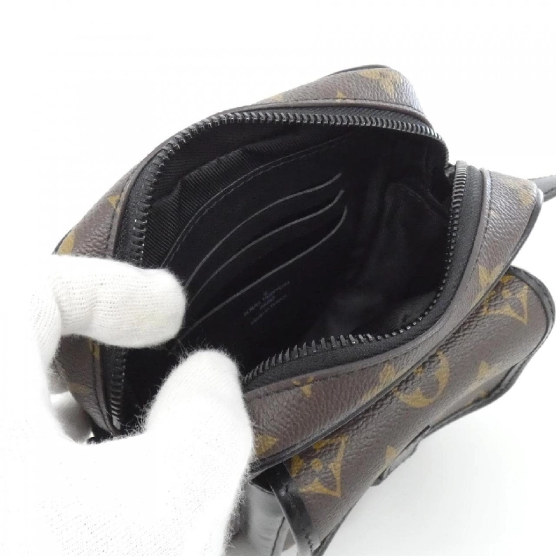 Túi đeo chéo Louis Vuitton Monogram Macassar Christopher Wearable Wallet M69404 - Hàng hiệu Chính hãng 769556