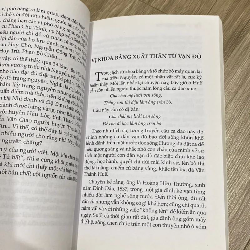 NHÌN TỪ HUẾ - BÚT KÝ VĂN HÓA, LỊCH SỬ 995907