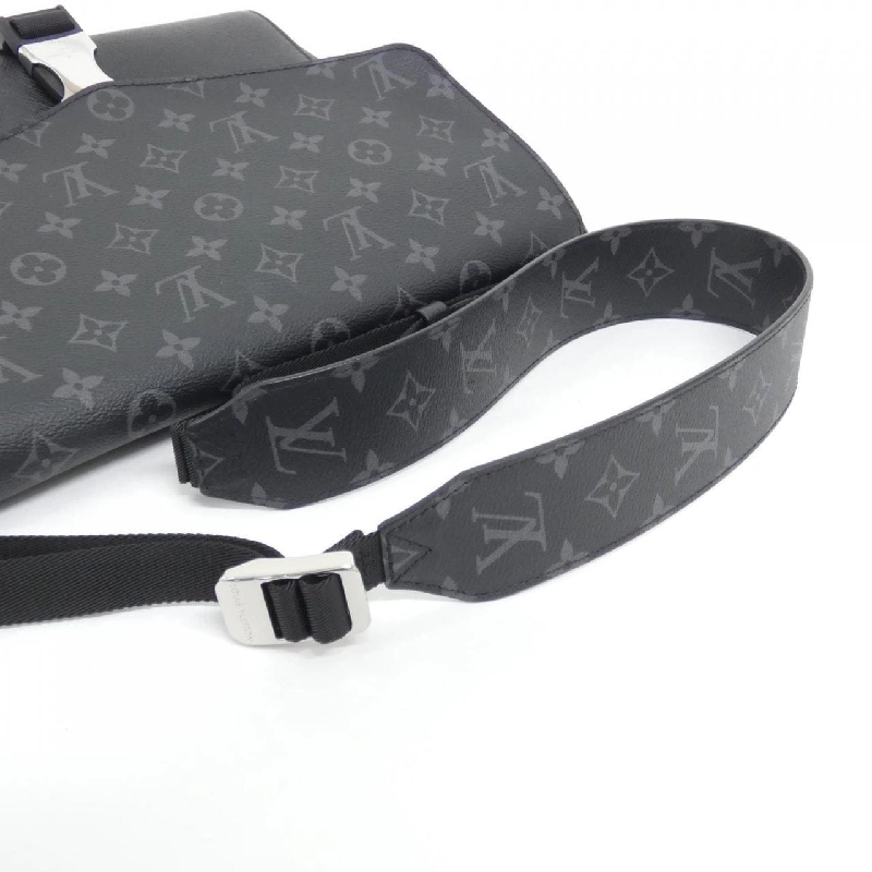 Túi đeo chéo Louis Vuitton Taiga Lama M30746 - Hàng hiệu Chính hãng 769760
