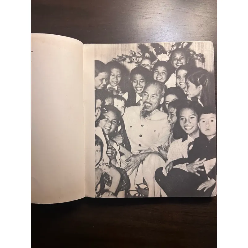Sách ảnh: Hồ Chí Minh 590794