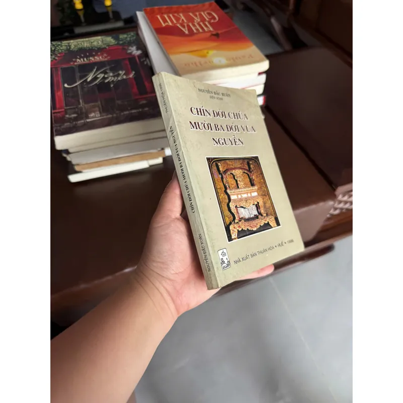Chín Đời Chúa Mười Ba Đời Vua Nguyễn – Nguyễn Đắc Xuân (biên soạn)- K6 1051806
