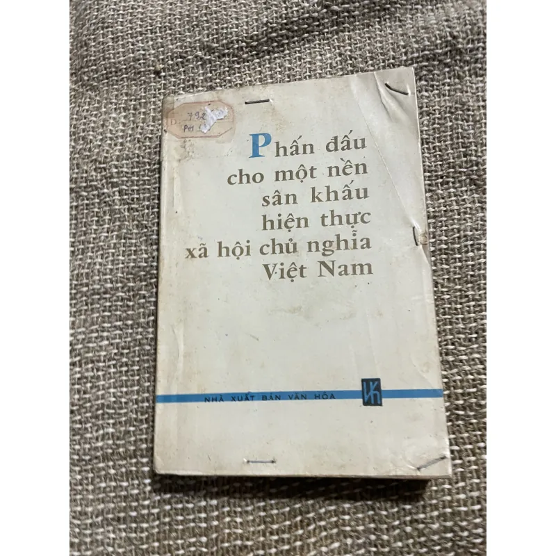Phấn đấu cho một bên sân khấu hiện thực xã hội chủ nghĩa 1041103