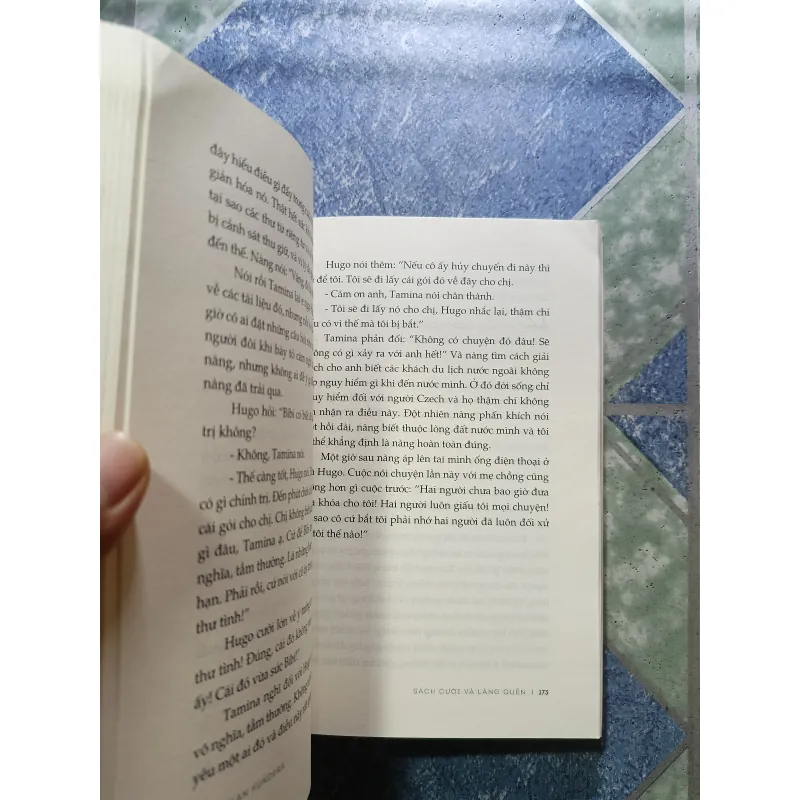 Sách cười và lãng quên - Milan Kundera 1005285