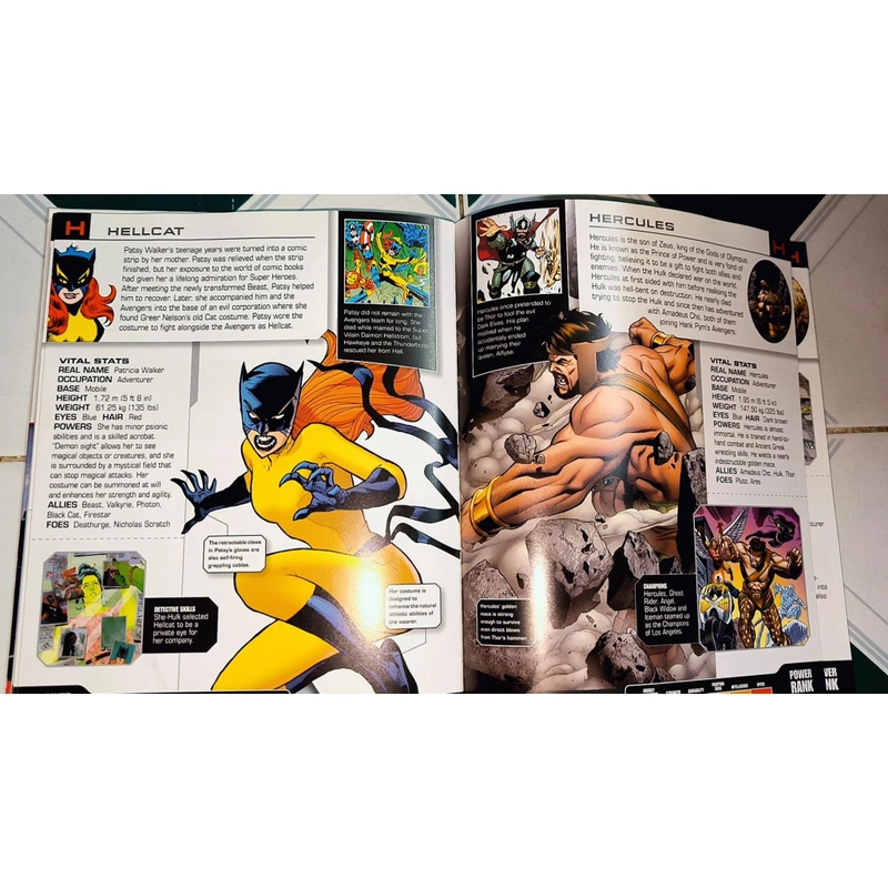 MARVEL AVENGERS - THE ULTIMATE CHARACTER GUIDE - Updated and expanded (DK) 470328