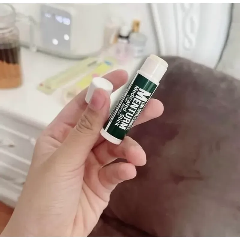 Son dưỡng mềm môi Omi Nhật Bản 697890