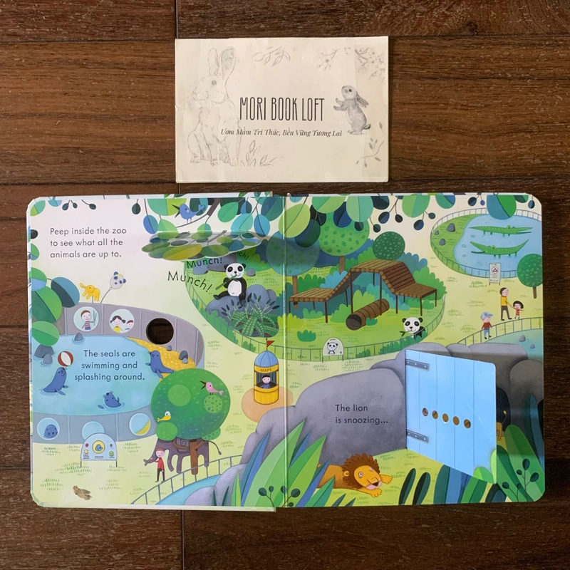 Sách ngoại văn Peep Inside The Zoo – M.ấ.t flap trang 5, Used 540736