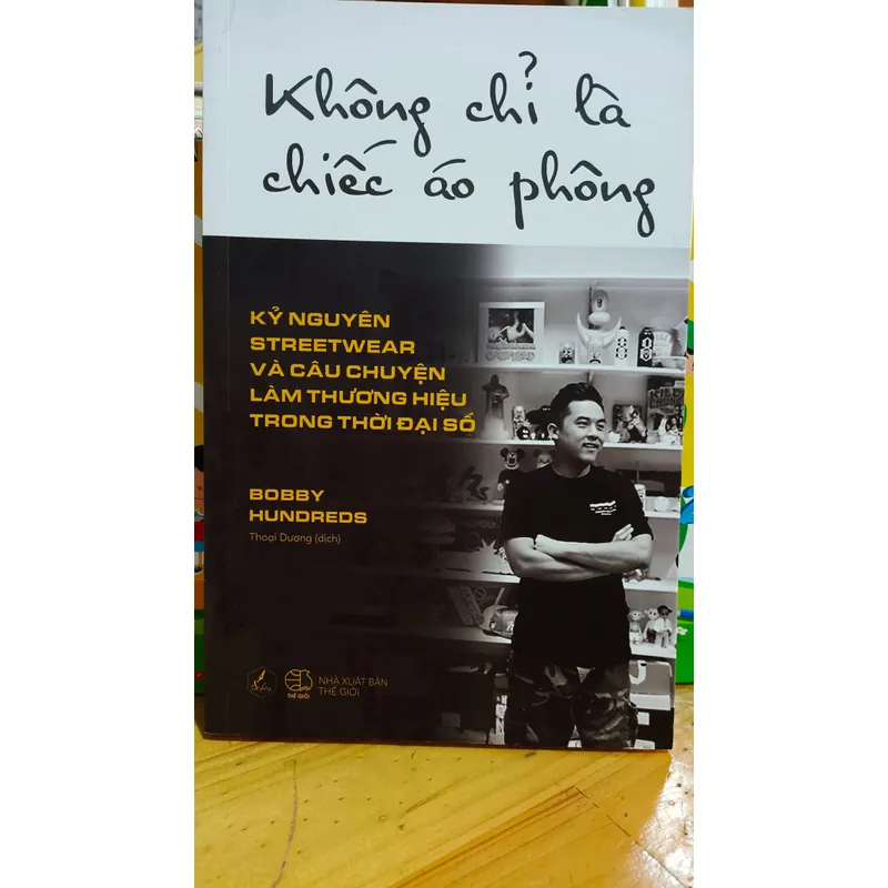 Sách KHÔNG CHỈ LÀ CHIẾC ÁO PHÔNG  595532