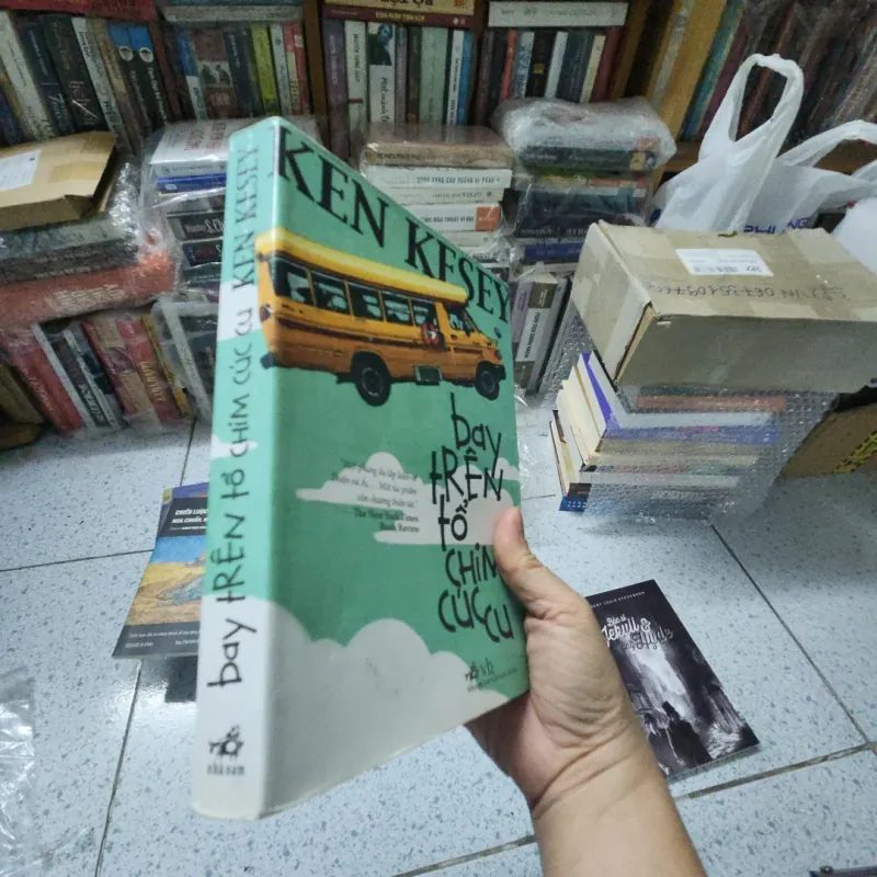 Bay trên tổ chim cúc cu 970953