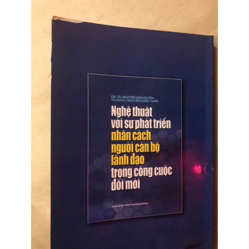 Sách Nghệ thuật với sự phát triển nhân cách người cán bộ lãnh đạo trong công cuộc đổi mới 305402