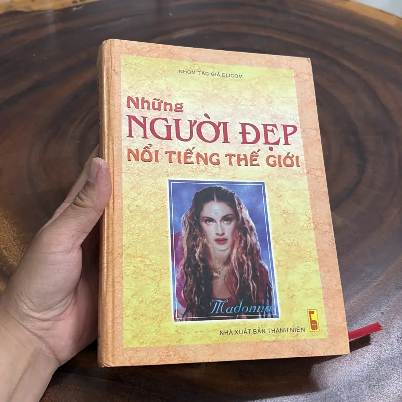 II Sách Hay: Những Người Đẹp Nổi Tiếng Thế Giới - Nhóm Tác Giả Elicom - 2004 990823