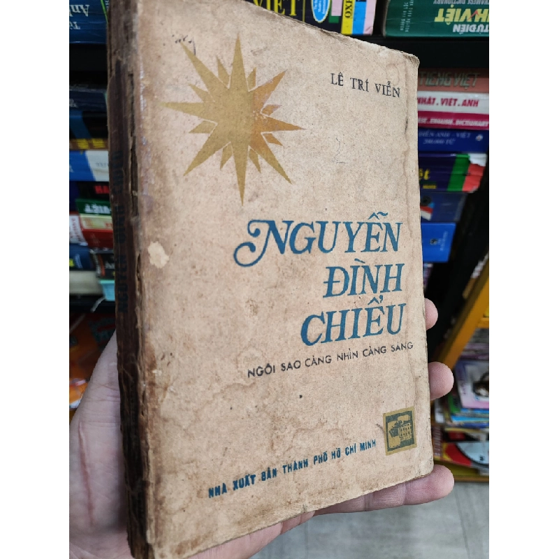 Nguyễn Đình Chiểu ngôi sao càng nhìn càng sáng - Lê Trí Viễn 308850