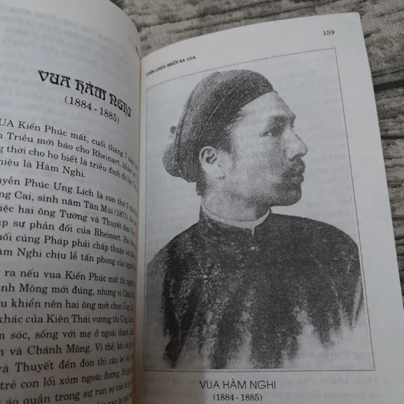 NHÀ NGUYỄN Chín Chúa Mười ba Vua- Tg Phi Long . Bản in 2003 Nxb Đà Nẵng 781265