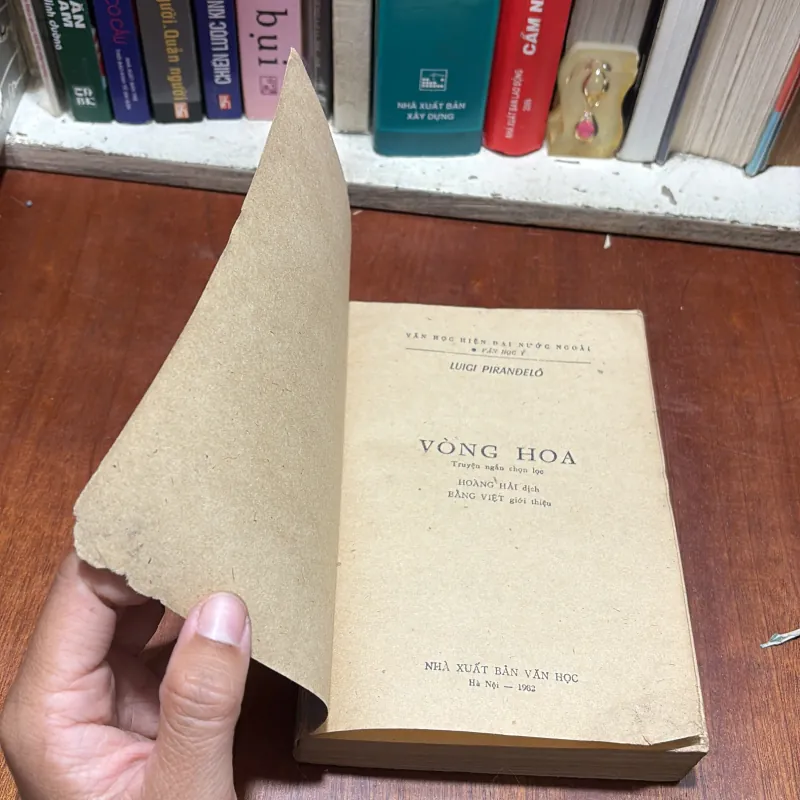 [Sách 8x] - II Truyện Ngắn Chọn Lọc: Vòng Hoa - PIRANĐELÔ - 1982 797578