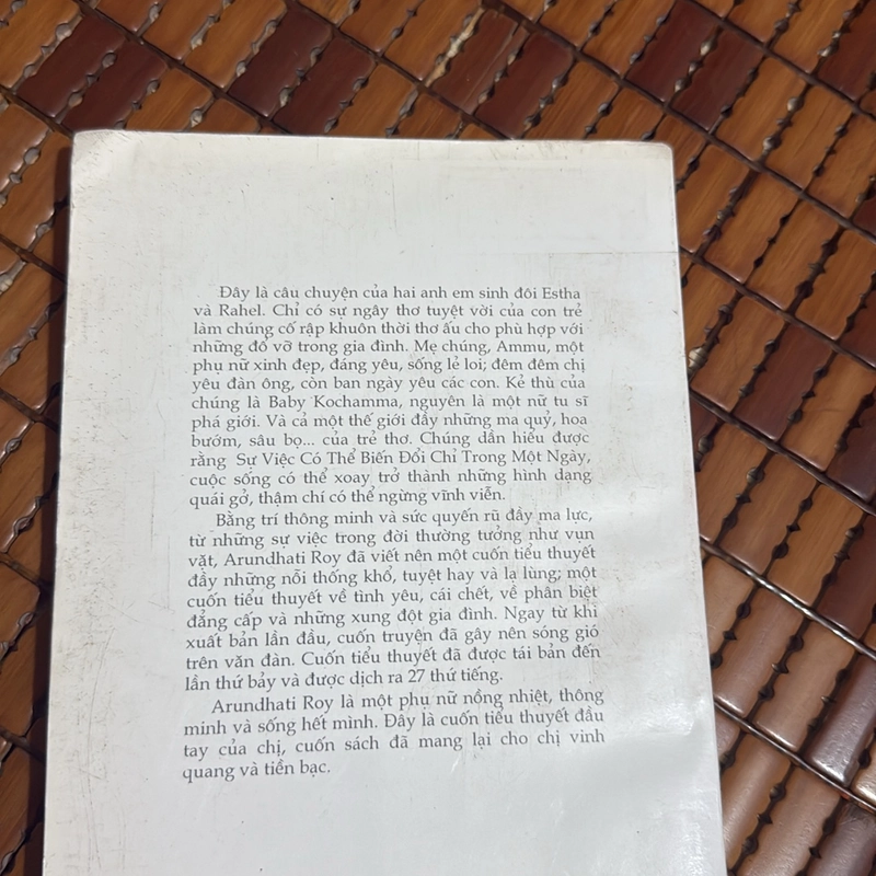 Chúa trời của những chuyện vụn vặt - Arundhati Roy 524869