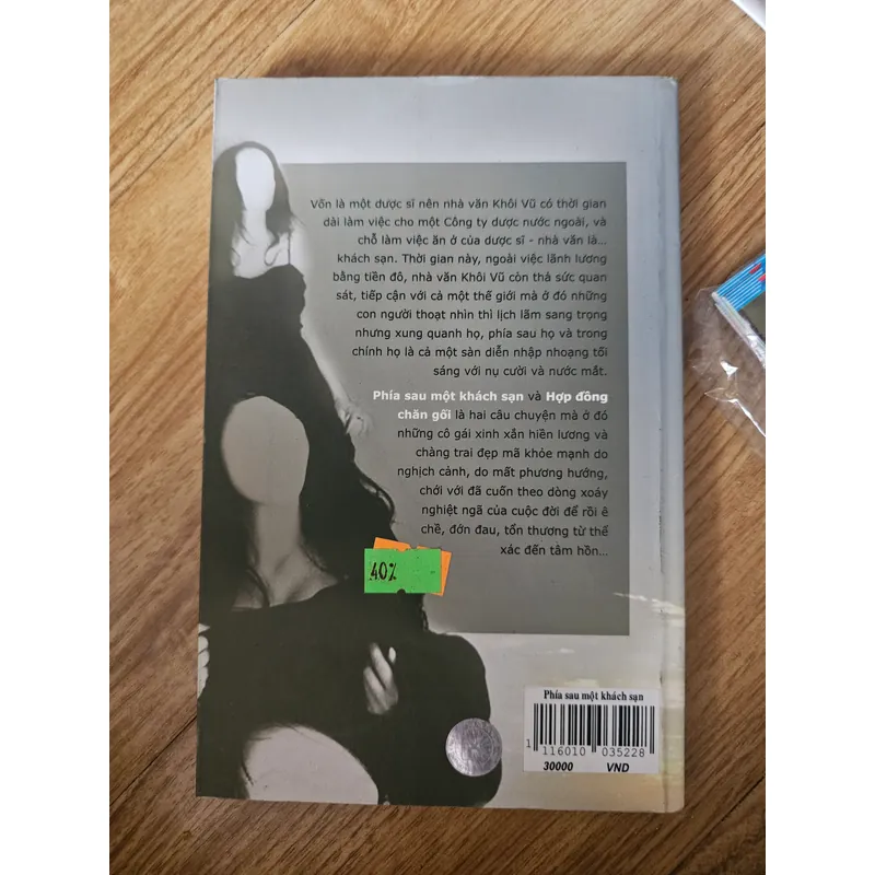 Phía sau một khách sạn
 703755