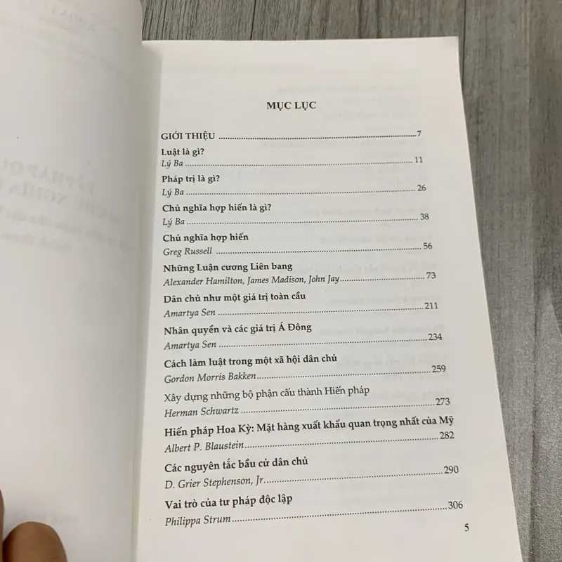 Về pháp quyền và chủ nghĩa hợp hiến, một số tiểu luận của các học giả nước ngoài. 3a5 717399
