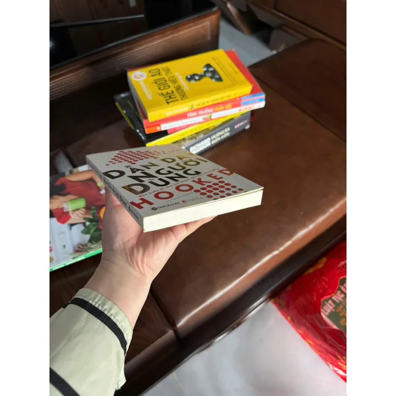 DẪN DẮT NGƯỜI DÙNG (HOOKED) – CÁCH TẠO SẢN PHẨM KHIẾN KHÁCH HÀNG NGHIỆN- K4 1023042