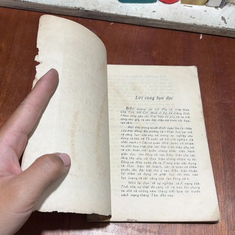 [Sách 8x] - II Văn Học Lịch Sử: Người Phụ Nữ Mới - 1985 797584
