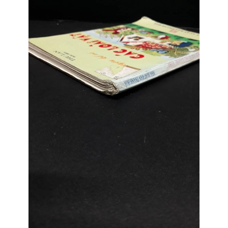 Chuyện kể về các loài vật mới 70% ố bẩn nhẹ có dấu mộc trang đầu 2005 HCM2809 Thu Lan VĂN HỌC 917259