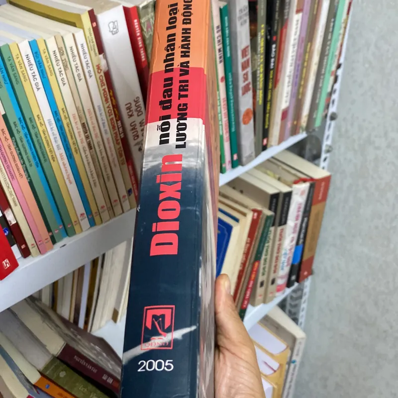 Đi ô sin nỗi đau nhân loại lương chi và hành động sách bìa cứng 712566