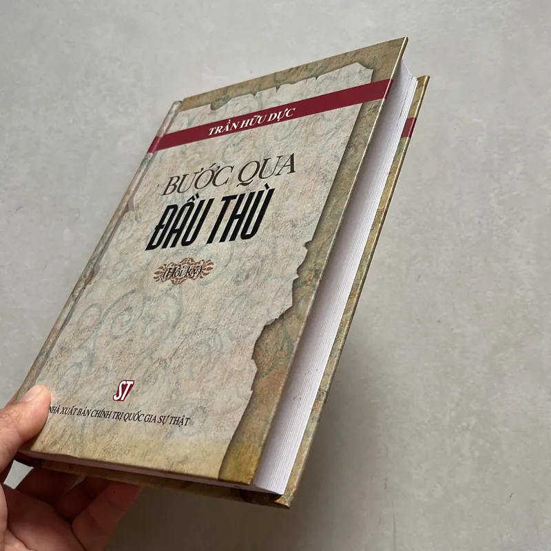 Bước qua đầu thù - Trần Hữu Dực  623197