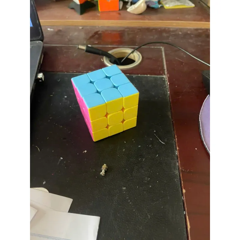 Rubik cho bé rèn luyện chí thông minh, tư duy tốt hơn 1040616